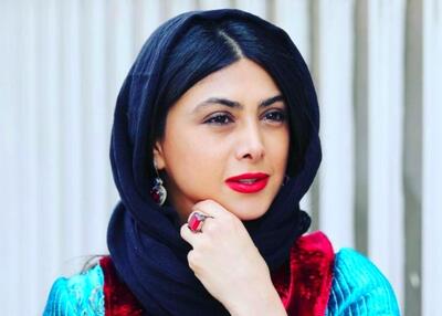 ژست و استایل هنری آزاده صمدی در یک آرت گالری