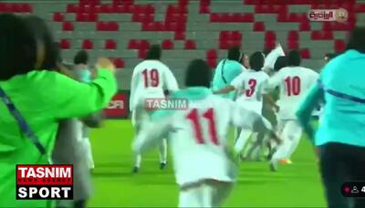 لحظه سوت پایان بازی مقابل اردن که با جشن و دور افتخار تیم ملی فوتبال بانوان با پرچم ایران همراه بود + فیلم