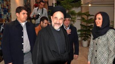 حضور سیدمحمد خاتمی، رئیس جمهور سابق در پشت صحنه تئاتری با بازی بهاره رهنما+عکس