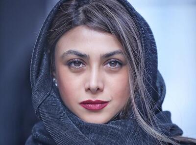 ژست و استایل خاص آزاده صمدی در گالری هنری + عکس