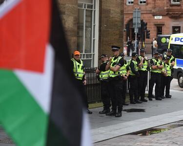 اسکاتلند؛ دستگیری فقط به خاطر حمل نشان «گروه اقدام فلسطین» | شفقنا