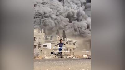 فرار دختربچه فلسطینی از بمباران مناطق مسکونی توسط اسرائیل + فیلم