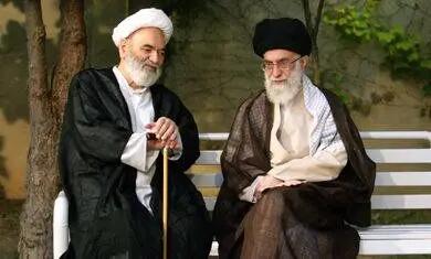 وقتی رهبر انقلاب کفش‌هایشان را برای این عالم بزرگوار جفت کردند