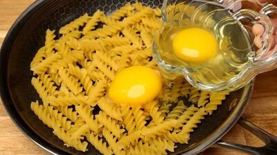 دستور پخت سریع یک غذای آسیایی با 150 گرم پاستا و 2 تخم مرغ (فیلم)