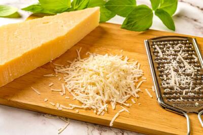 پنیر پارمیجانو چیست؟ (+ویژگی ها و کاربردها)