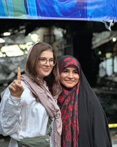 عکس/ ژست خاص خبرنگار آمریکایی در کنار سحر امامی | اقتصاد24