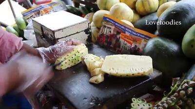برش ماهرانه طالبی، آناناس و هندوانه؛  نمایش دیدنی فروشنده هندی