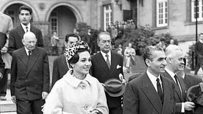 سفر به ایام قدیم سال 1330؛  تیپ فرح دیبا پهلوی وقتی دانش آموز دبیرستان بود!
