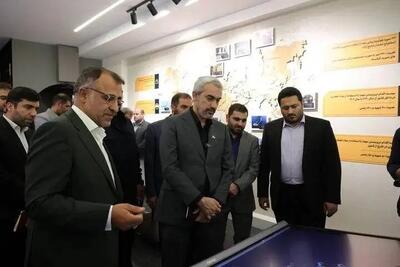 وزیر اقتصاد از مرکز اطلاعات مالی بازدید کرد