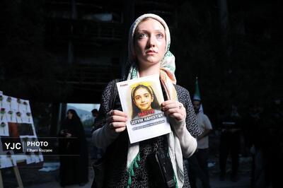 شعار مرگ بر آمریکا و مرگ بر اسرائیل خبرنگار آمریکایی به زبان فارسی