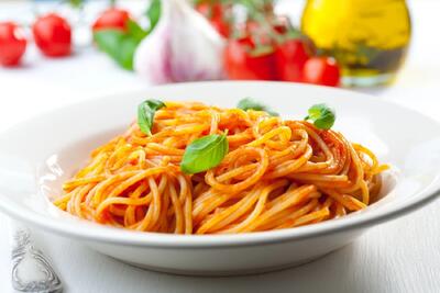 طرز تهیه اسپاگتی پومودورو با سس گوجه فرنگی تازه