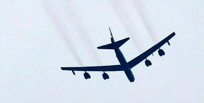 مانور ناگهانی هواپیمای مسافربری برای جلوگیری از برخورد با یک بمب‌افکن B-52