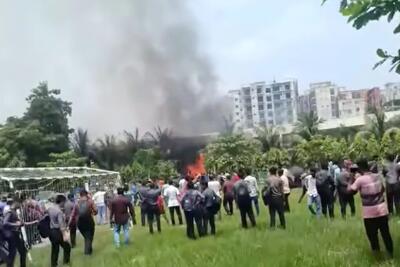 ببینید | اولین تصاویر از سقوط جت آموزشی در بنگلادش