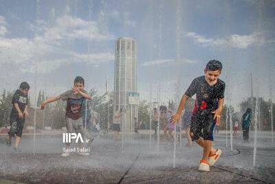 آب بازی در پارک آب و آتش راهی برای فرار کودکان از موج گرمای تهران