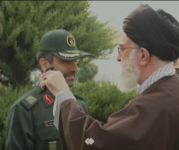 انتشار تصاویری از سردار حاجی‌زاده برای اولین بار ؛ اعطا نشان فتح توسط رهبر به سردار حاجی‌زاده؛ سردار حاجی زاده در کنار سردار سلیمانی