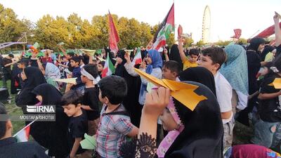 فیلم/ بمباران موشکی آدمک ترامپ و نتانیاهو توسط کودکان مشهدی