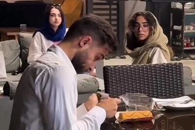 آواز احساسی؛ پسر معلول تنها تو کافه برا خودش تولد گرفت ملت فهمیدن سنگ تموم گذاشتن