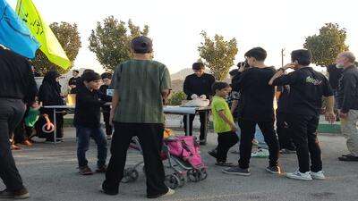 برپایی ایستگاه صلواتی در مسیر قم به جمکران در آستانه اربعین + عکس و فیلم