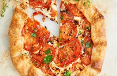 طرز تهیه یک میان‌ وعده خوشمزه با نان و پنیر و گوجه