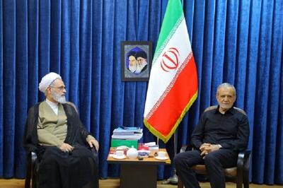 دیدار پزشکیان با مدیر حوزه‌های علمیه کشور