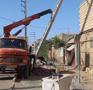 جابجایی تیرهای برق فشار قوی برای توسعه خیابان امام خمینی(ره) در روستای علی‌آباد