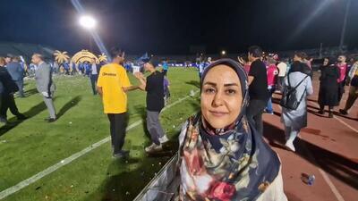 رژه یک خانم روی اعصاب هواداران استقلال؛ الان چه وقت بسکتبال است؟!