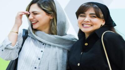 تصویر روز | ژست خاص ندا قاسمی و نیلوفر کوخانی بازیگران سریال آلا | گلی شی
