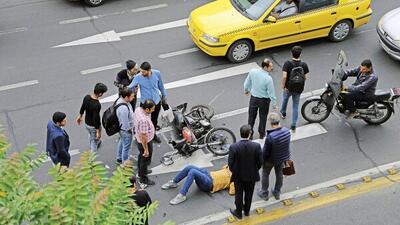 ببینید | تصادف و برخورد وحشتناک یک موتور سیکلت با پژو ۲۰۶ در محله سلیمانی تهران