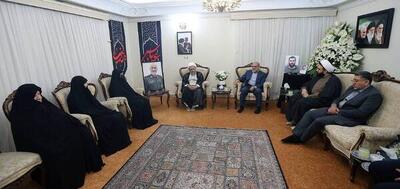  دیدار رئیس مجمع تشخیص با خانواده شهیدسلامی