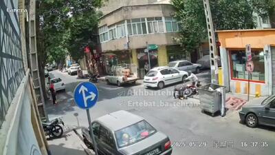تصادف باورنکردنی موتور و ۲۰۶ / دوربین‌ها لحظه تصادف را ثبت کردند