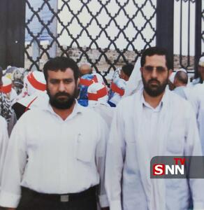 تصویری از شهید محمد سعید ایزدی و شهید سید رضی موسوی در کنار قبرستان بقیع