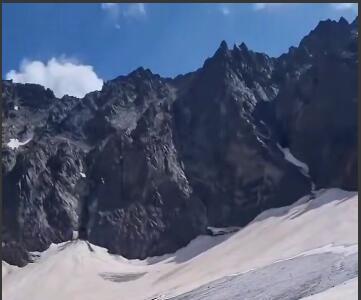 یخچال های طبیعی منطقه علم کوه در تابستان
