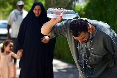 استحمام در استخر به دلیل بی‌آبی در تهران