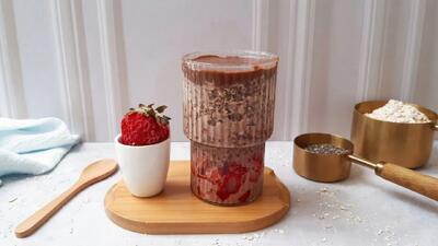 طرز تهیه اوتمیل یخچالی شکلات و توت فرنگی پرپروتئین