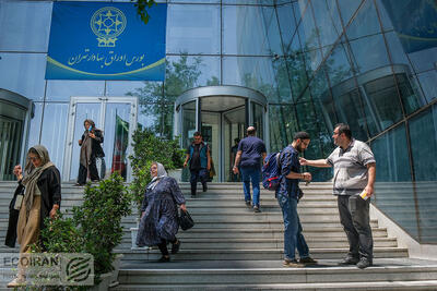 سرمایه‌گذار بازار سرمایه؛ سردرگم در بازی سیاست‌، پناه‌گرفته در بانک