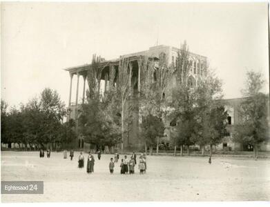 عکس/ چشم انداز بی نظیر از عمارت عالی قاپو اصفهان ۱۲۴ سال پیش با درختان سر به فلک کشیده | اقتصاد24