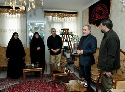 دیدار سید عباس عراقچی وزیر امور خارجه با خانواده سردار شهید باقری + عکس