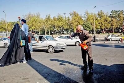 استحمام در استخر به دلیل بی‌آبی در تهران