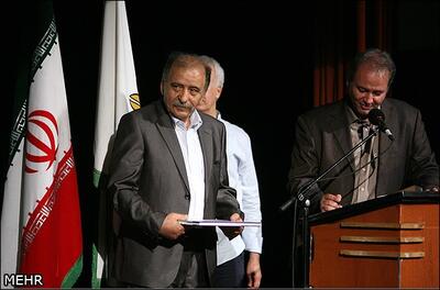 پیکر احمد وثوق احمدی در قطعه هنرمندان آرام می‌گیرد