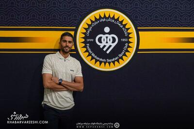 عکس| کاپیتان استقلال لب بر دهان دوخت/ خداحافظی عجیب حسین حسینی با استقلالی‌ها - پارس فوتبال
