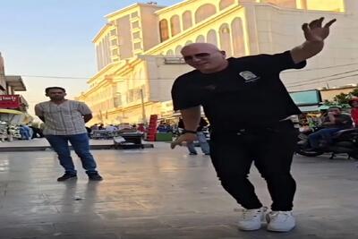 آواز شاد؛ مرد تو بازار تهران جوری خودشو چپ و راست میلرزونه کسبه و مردم دورش دایره زدن