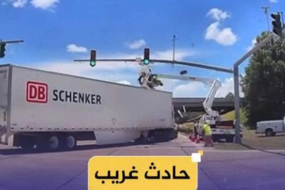 تصادف عجیب کامیون ۱۸ چرخ با یک کارگر برق