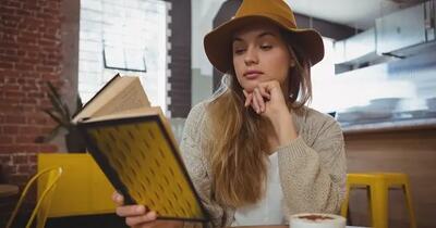 آیا شما مطالعه کتاب چاپی را به کتاب الکترونیکی ترجیح میدهید؟ / ۸ ویژگی منحصر بفرد کسانی که عاشق خواندن کتاب هستند + آیا شما هم اینچنینی؟