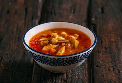 طرز تهیه خورش بامیه خوزستانی با گوشت یا مرغ در زودپز