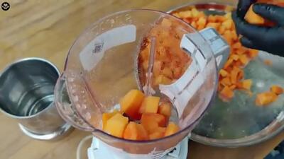 غذای روستایی هند؛ طرز تهیه بستنی یخی با میوه‌های تازه پاپایا، انگور و هندوانه