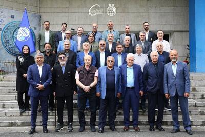 خروجی جلسه پیشکسوتان استقلال؛ میوه، هدیه و کنار گذاشتن سلطان! - پارس فوتبال