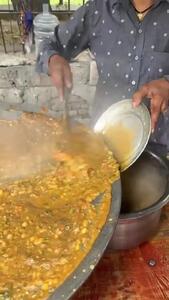 پخت غذای سنتی چوله کولچه؛ تجربه‌ ای تازه در خیابان‌ های هند + فیلم