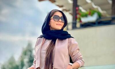 آزاده زارعی ستاره آوای باران در کنار خانواده‌اش
