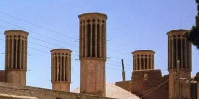 خیابانی در یزد با بادگیرها فراوان، تاریخ عکس سال ۱۳۵۱ (عکس)
