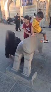 ببینید؛ عبور زنان از زیر شیر سنگی اصفهان برای حامله شدن!